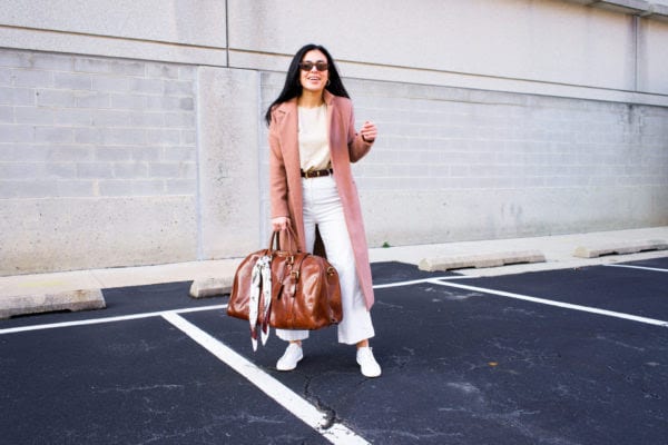 Frau mit Reisetasche