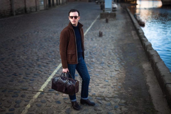 Mann mit Reisetasche