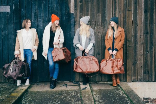 Frauen mit Reisetaschen