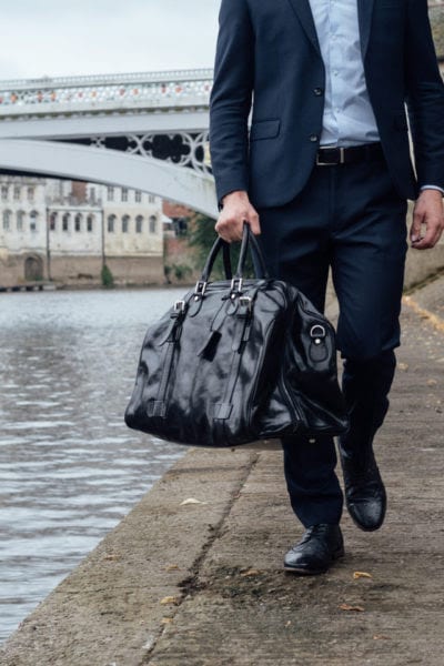 Herr mit Reisetasche