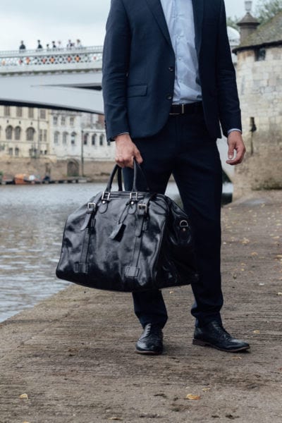 Herr mit Reisetasche