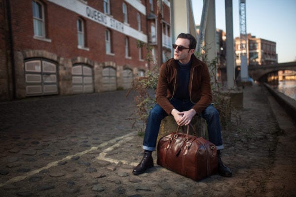 Mann mit Reisetasche