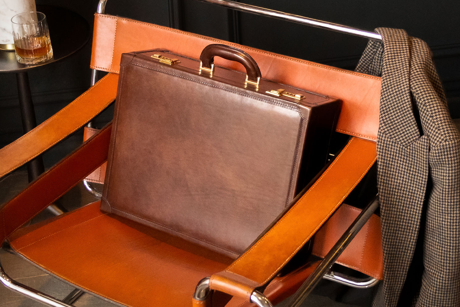 Detailaufnahme des pflanzlich gegerbten Vollleders der Buroni Aktentasche