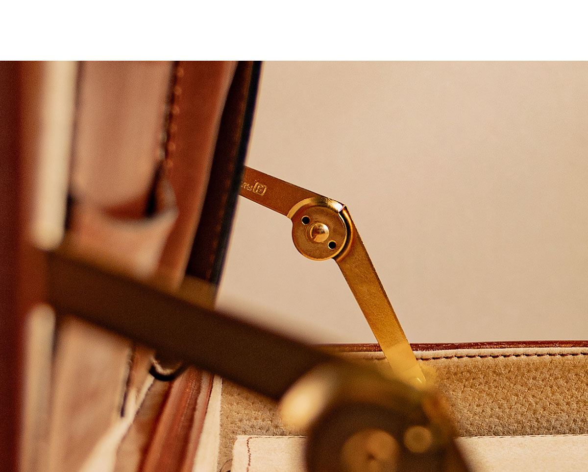 Unterseite der Buroni Tasche mit schützenden Metallfüßen für Stabilität und Schutz