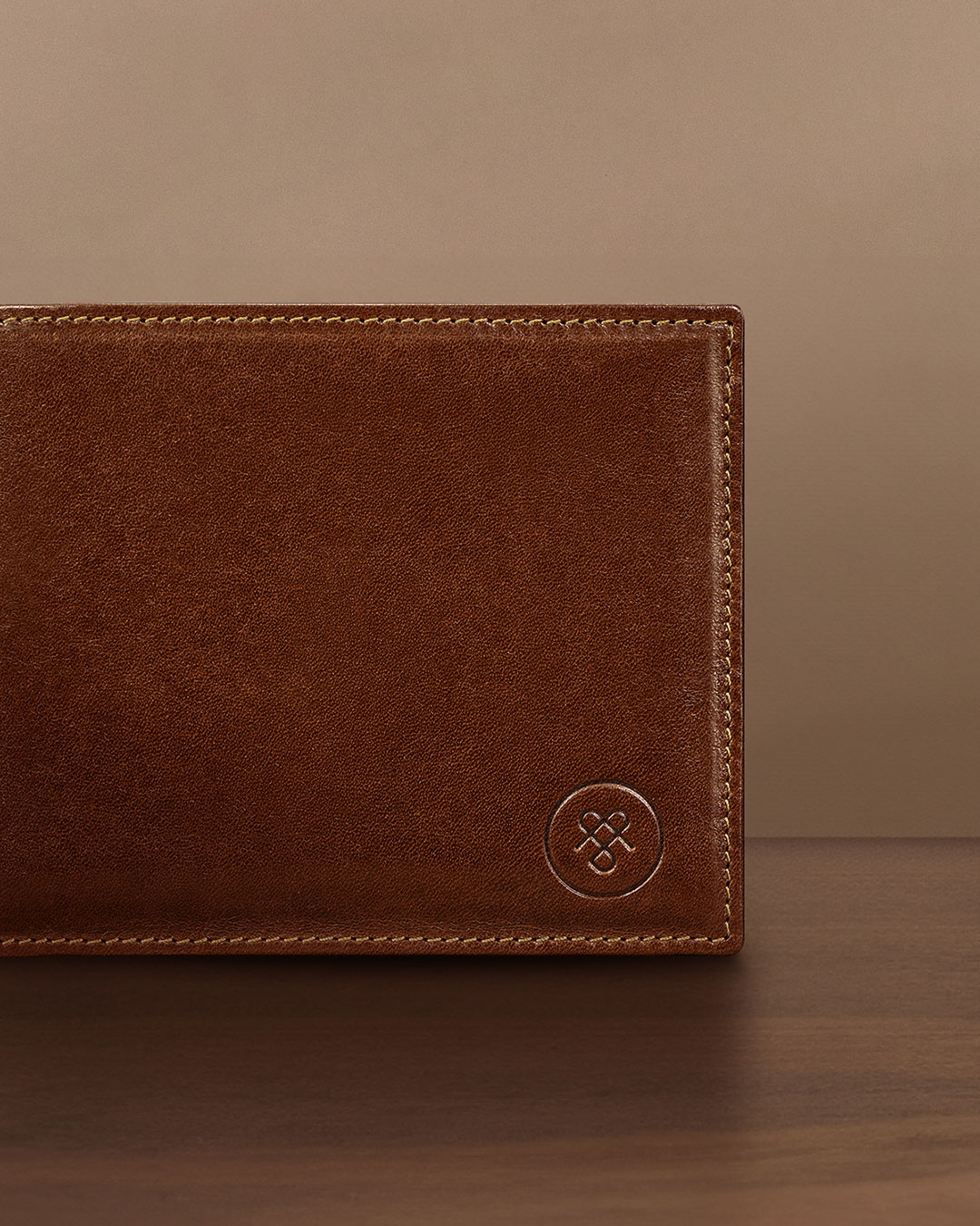 Detailaufnahme des pflanzlich gegerbten Vachetta-Vollnarbenleders der Asti Geldbörse