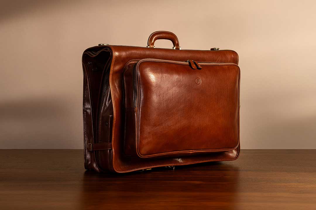 Rovello Anzugtasche geöffnet – Ansicht des Innenraums mit Hemden und Sakko im klassischen Reisekoffer-Format