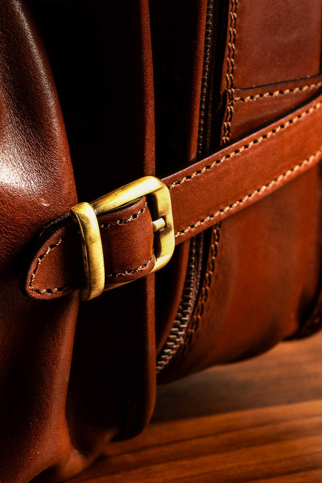 Verstärkter Boden der Rovello Ledertasche mit schützenden Metallfüßen