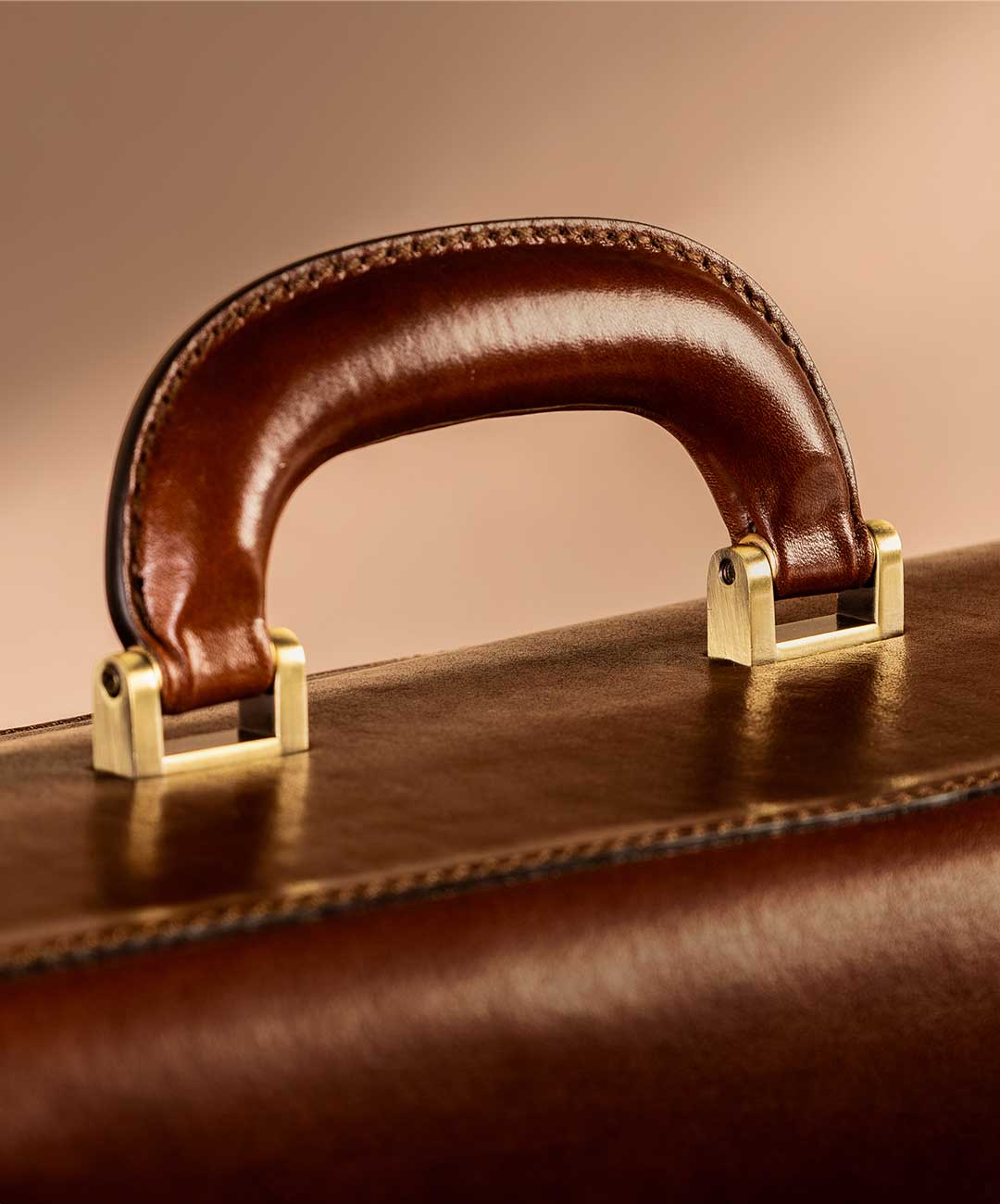 Gerollte Leder-Tragegriffe der Rovello Anzugtasche mit verstärkter Naht