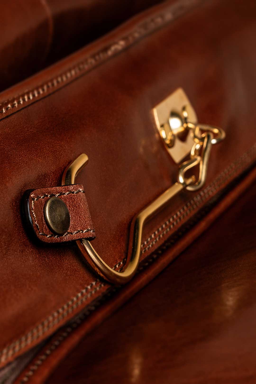 Gerollte Leder-Tragegriffe der Rovello Anzugtasche mit verstärkter Naht