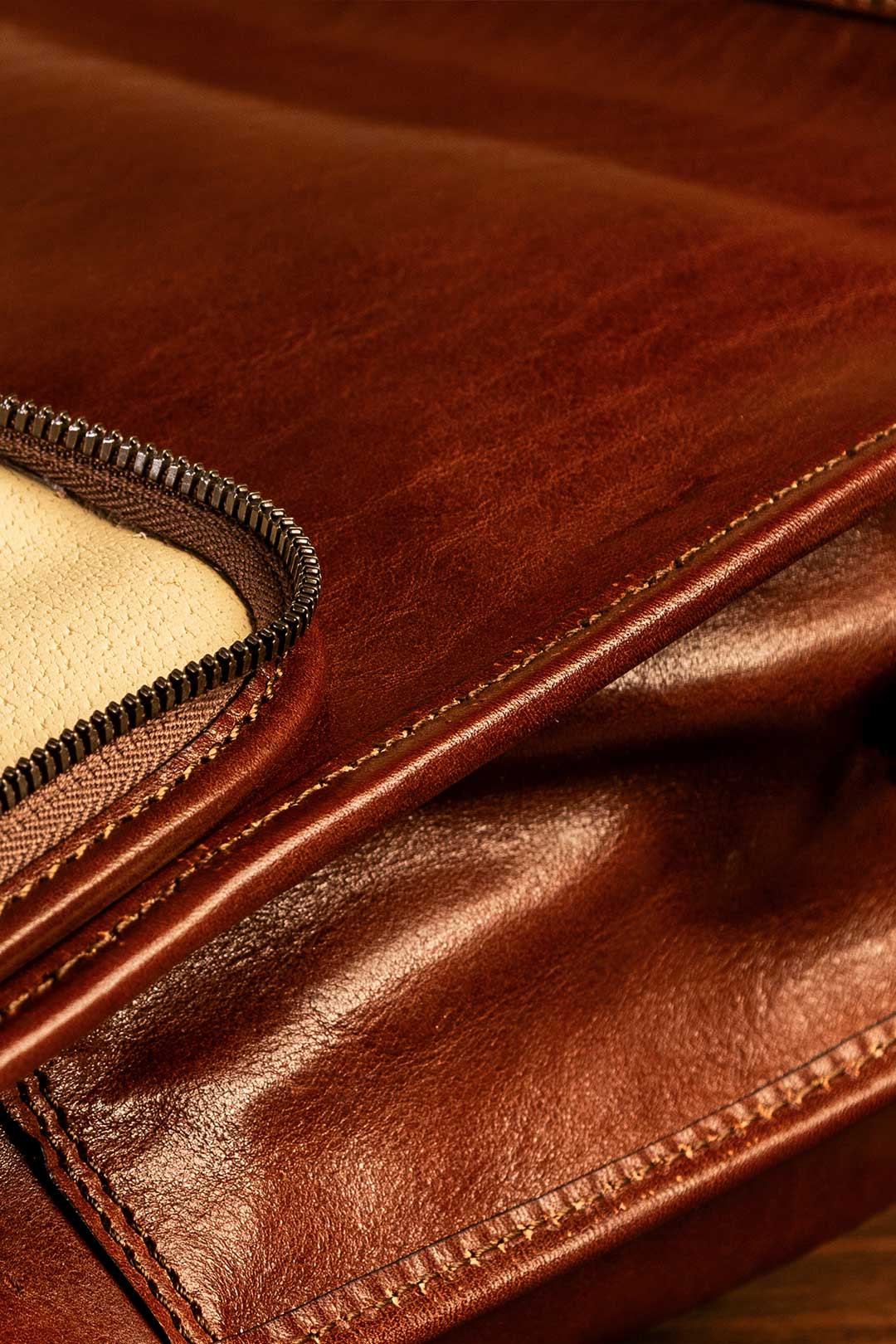 Detailaufnahme des pflanzlich gegerbten italienischen Vollnarbenleders der Rovello Tasche