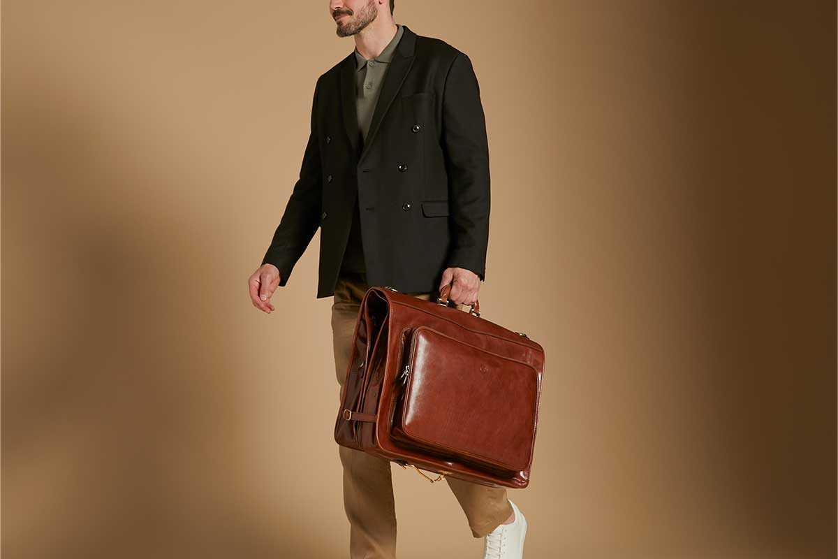 Integrierter Kleiderbügel-Bereich der Rovello Anzugtasche zur knitterfreien Aufbewahrung von Anzügen