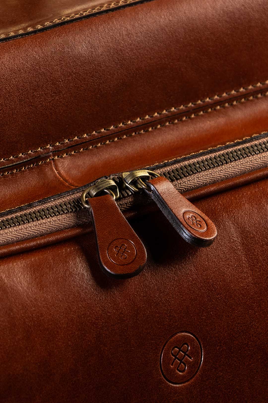 Nahaufnahme der robusten YKK Excella® Metallreißverschlüsse an der Rovello Leder-Gepäcktasche