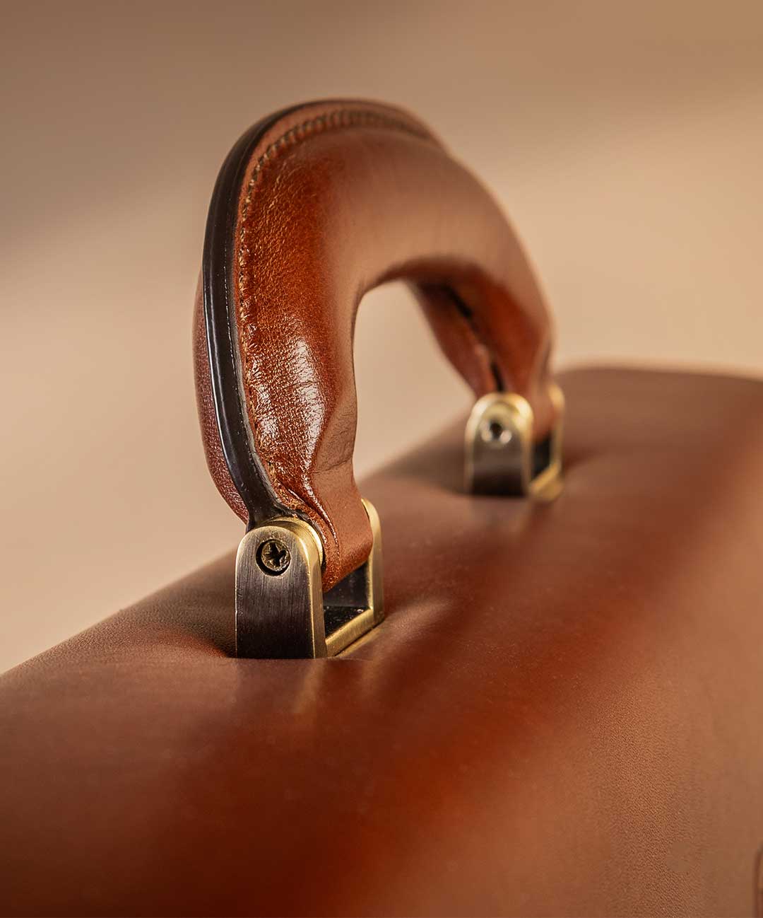 Traditioneller Leder-Tragegriff der Paolo Tasche, doppelt vernäht für Stabilität