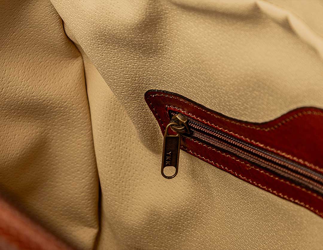 Innenraum der Farini Tasche mit übersichtlicher Fächeraufteilung
