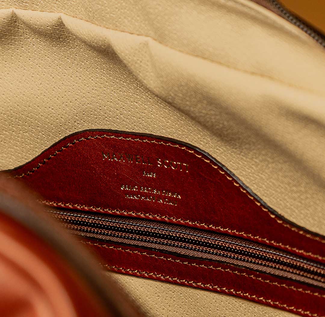 Detailaufnahme des hochwertigen metallenen YKK-Excella-Reißverschlusses der Farini Tasche