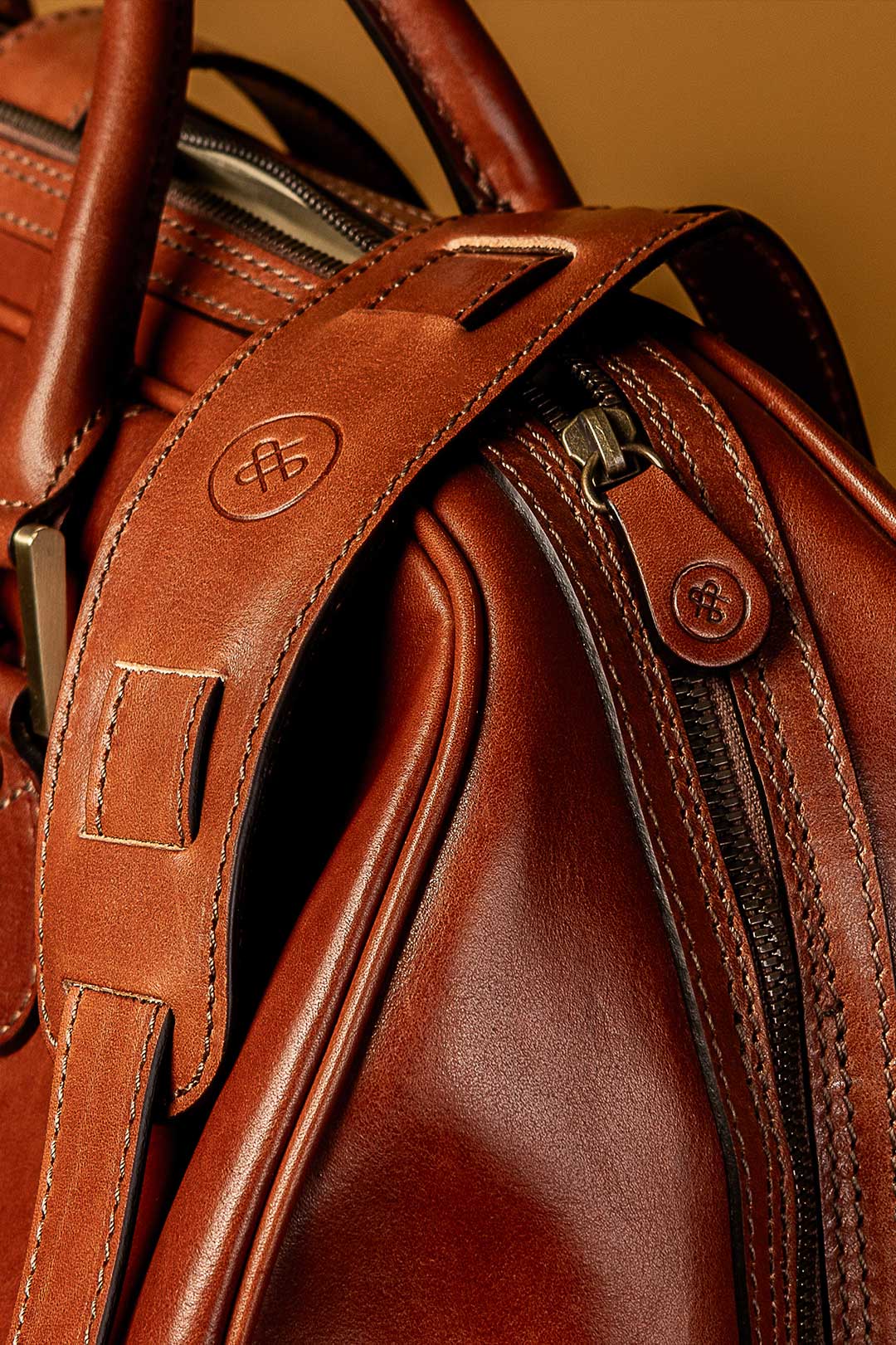Gerollte Leder-Tragegriffe der Farini Tasche mit verstärkter Naht