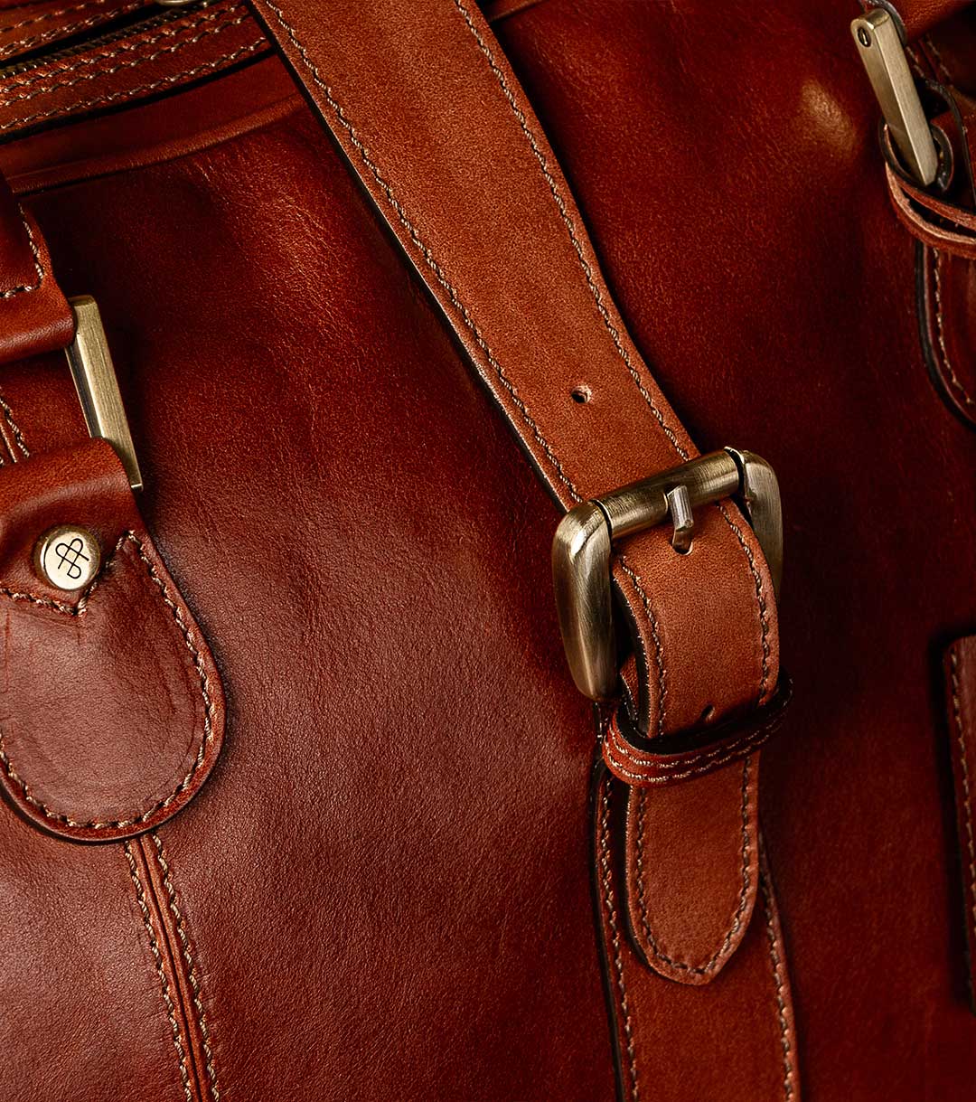 Verstärkter Taschenboden der Farini Tasche mit Metallfüßen